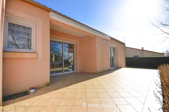 10 minutes de POUZAUGES - Charmante maison de plain-pied ave POUZAUGES immobilier à vendre au prix de 231500 euros