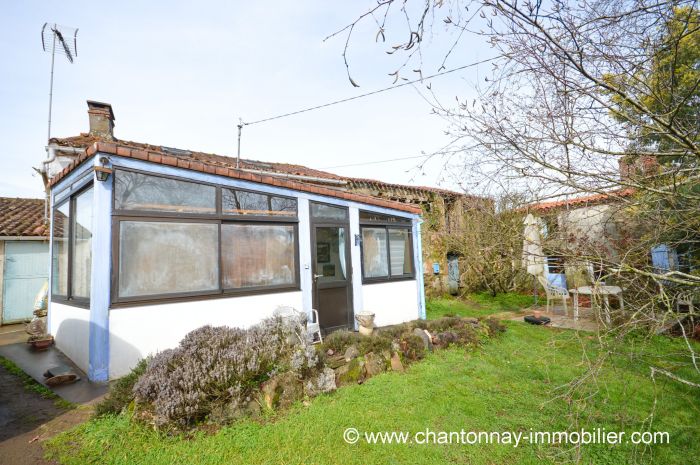 Pour les amoureux de la nature - Bel ensemble de 2 maisons d à vendre SAINT-HILAIRE-LE-VOUHIS au prix de 80625 euros