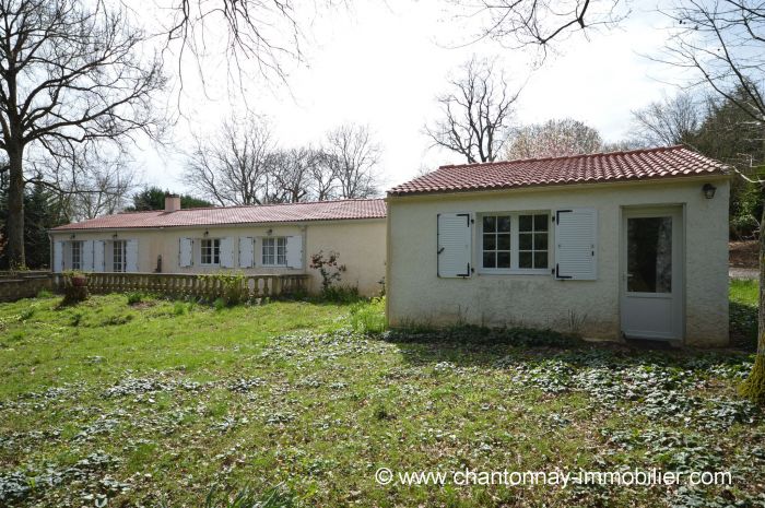 Agrable maison de plain-pied au calme avec joli parc à vendre CHANTONNAY au prix de 221550 euros