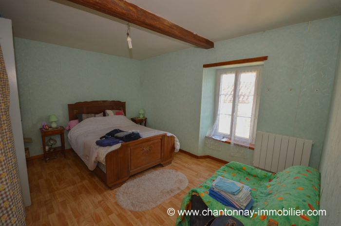 Charmante maison en pierre,  rnover. à vendre CHANTONNAY au prix de 80400 euros