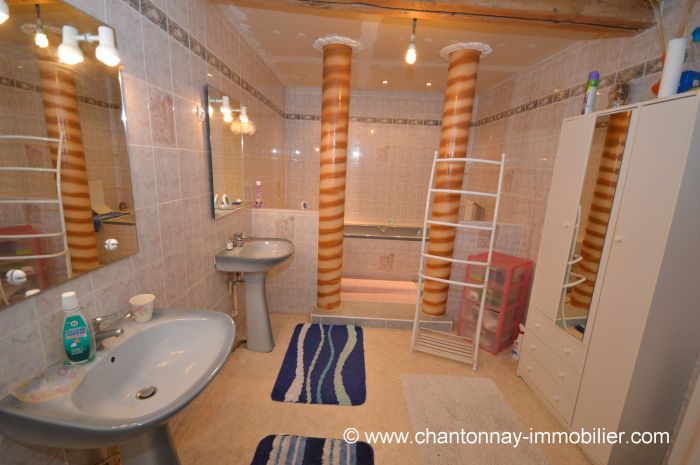 Charmante maison en pierre,  rnover. CHANTONNAY immobilier à vendre au prix de 80400 euros