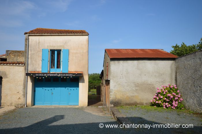 MAISON à vendre sur BAZOGES-EN-PAREDS avec 8 pièces