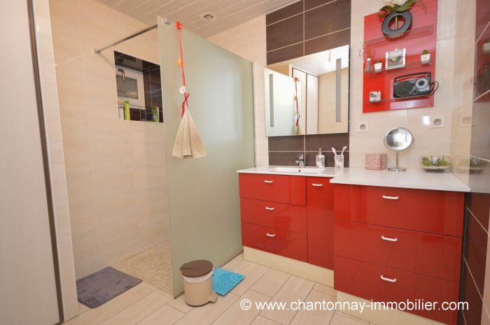 Centre ville de CHANTONNAY - Belle maison + logement annexe à vendre CHANTONNAY au prix de 274800 euros
