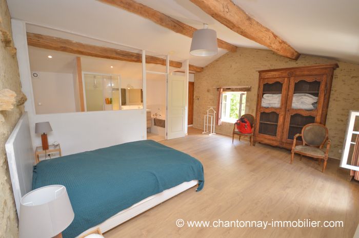 FONTENAY-LE-COMTE - RARE - Proprit de caractre sur 7 hect à vendre FONTENAY-LE-COMTE au prix de 420000 euros