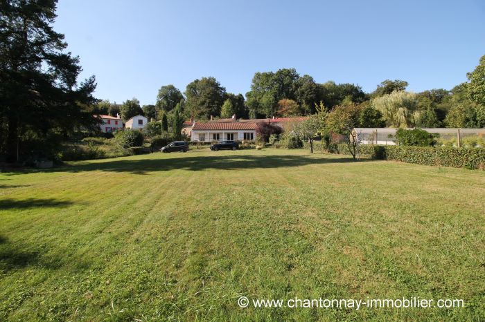 Trs agrable maison de plain-pied au bord de la rivire, en HERBIERS immobilier à vendre au prix de 208000 euros