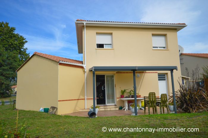 CHANTONNAY - Confortable maison de 3 chambres avec garage et CHANTONNAY immobilier à vendre au prix de 199900 euros