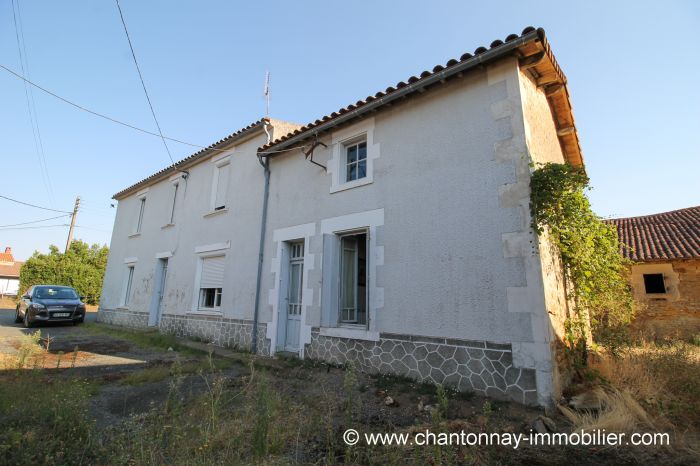Beaux volumes pour cette maison de village à vendre CHANTONNAY au prix de 75250 euros