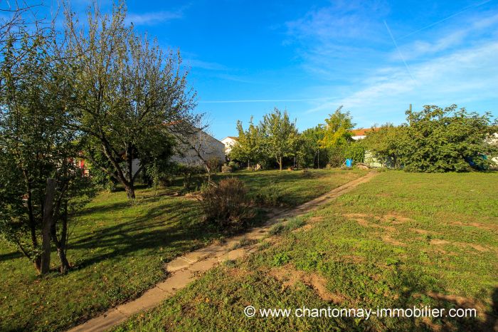 Agrable maison de plain-pied avec beau terrain clos à vendre CHANTONNAY au prix de 199900 euros
