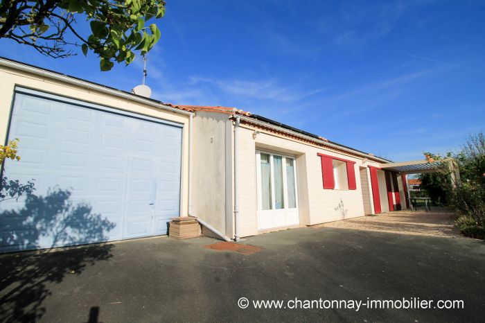Agrable maison de plain-pied avec beau terrain clos CHANTONNAY immobilier à vendre au prix de 199900 euros