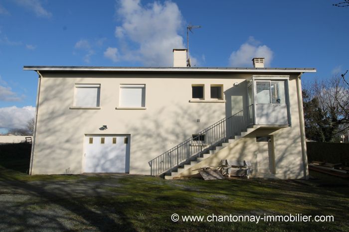 CHANTONNAY proche centre ville. Maison de famille avec terra CHANTONNAY immobilier à vendre au prix de 169600 euros