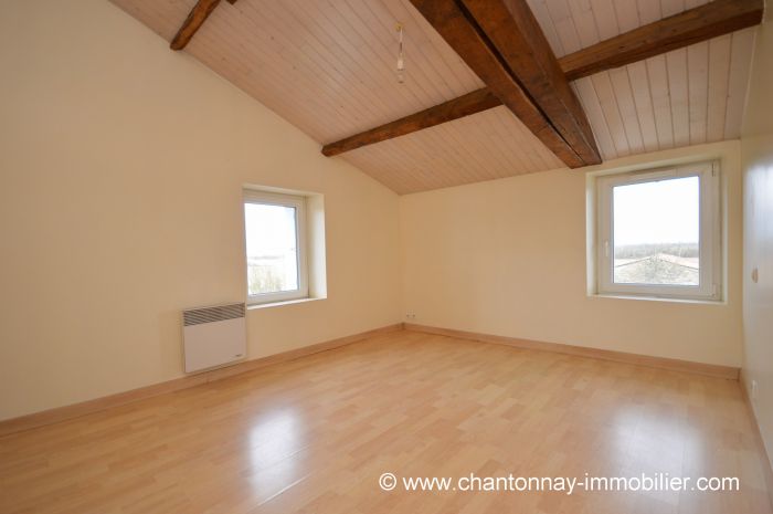 Bel ensemble immobilier comprenant 2 logements et de grandes SAINT-GERMAIN-DE-PRINçAY immobilier à vendre au prix de 148400 euros