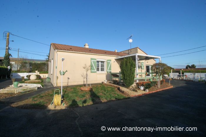 EXCLUSIVIT ! CHANTONNAY - Jolie maison de plain-pied avec 3 CHANTONNAY immobilier à vendre au prix de 180200 euros