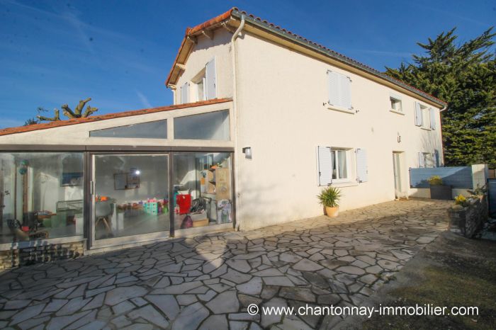 Agr?able maison de bourg r?nov?e avec go à vendre CHANTONNAY au prix de 149100 euros