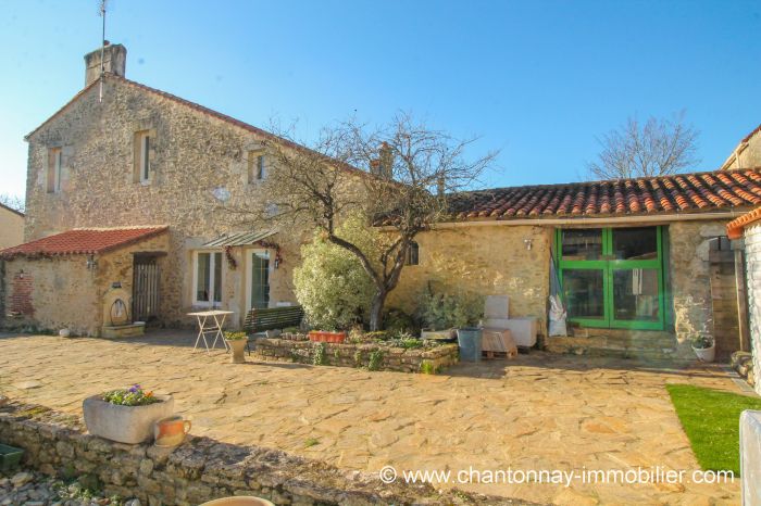 Tout le charme de l'ancien pour cette jolie maison en pierre CHANTONNAY immobilier à vendre au prix de 283500 euros