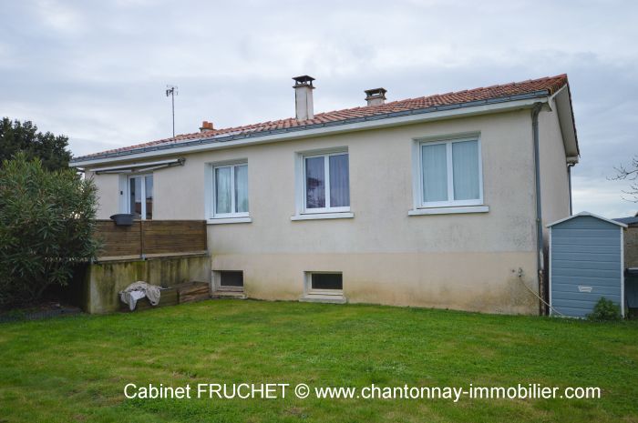 Charmante maison 3 chambres avec d?pendances et jardin à vendre CHAVAGNES-LES-REDOUX au prix de 143000 euros