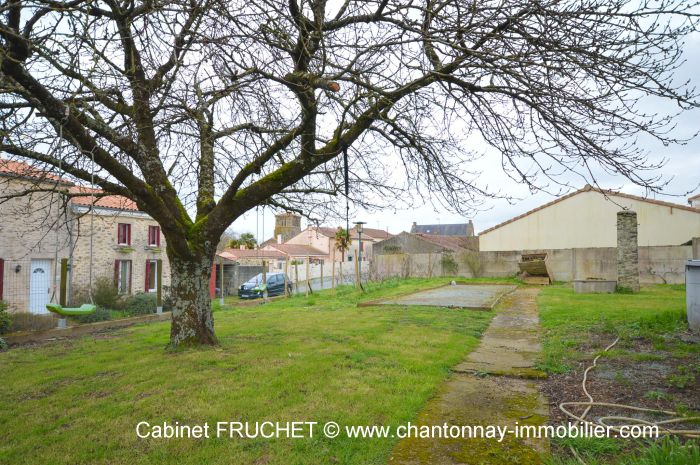 Charmante maison 3 chambres avec dpendances et jardin CHAVAGNES-LES-REDOUX immobilier à vendre au prix de 143000 euros