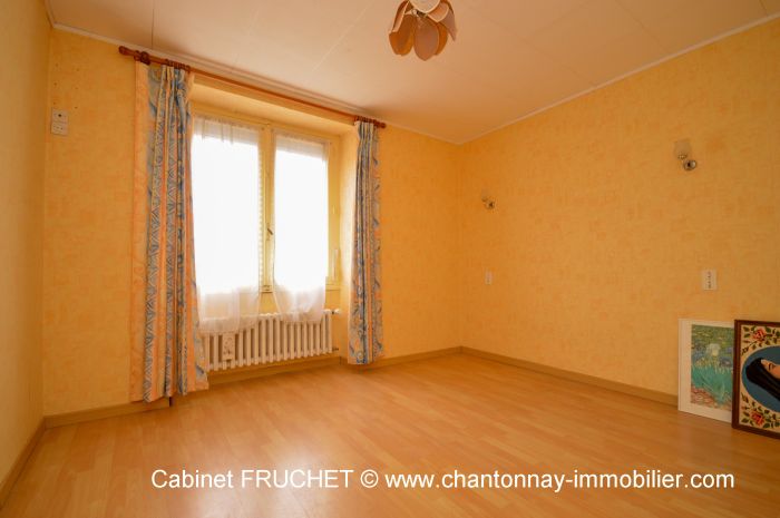 Charmante maison de bourg offrant de beaux beaux volumes à vendre CHANTONNAY au prix de 143100 euros