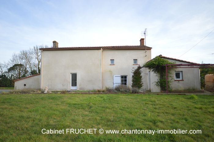 LES ESSARTS - Jolie maison de ferme avec sa grange sur 7400  à vendre ESSARTS au prix de 267750 euros