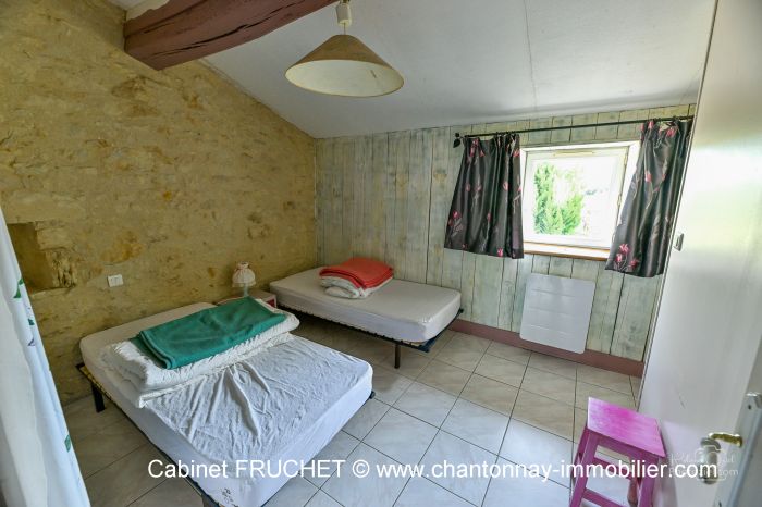 Rare ! En campagne, bel ensemble de 3 logements à vendre FONTENAY-LE-COMTE au prix de 215250 euros