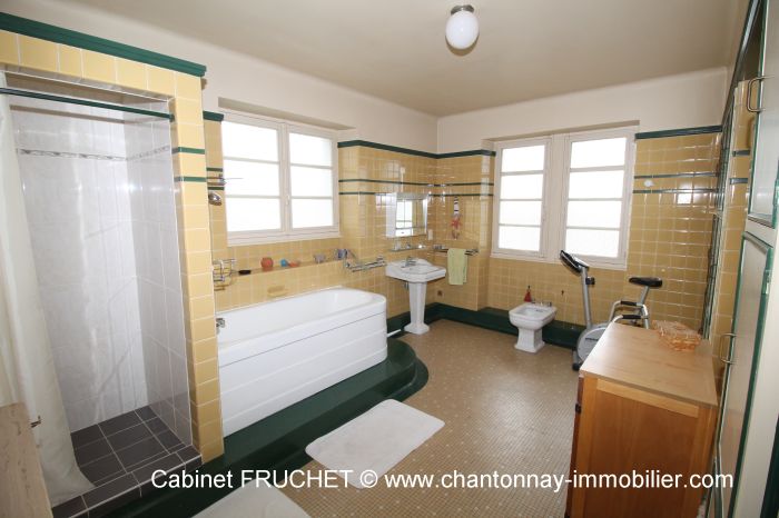 Prestations de qualit pour cette belle maison de centre vil à vendre CHANTONNAY au prix de 315000 euros