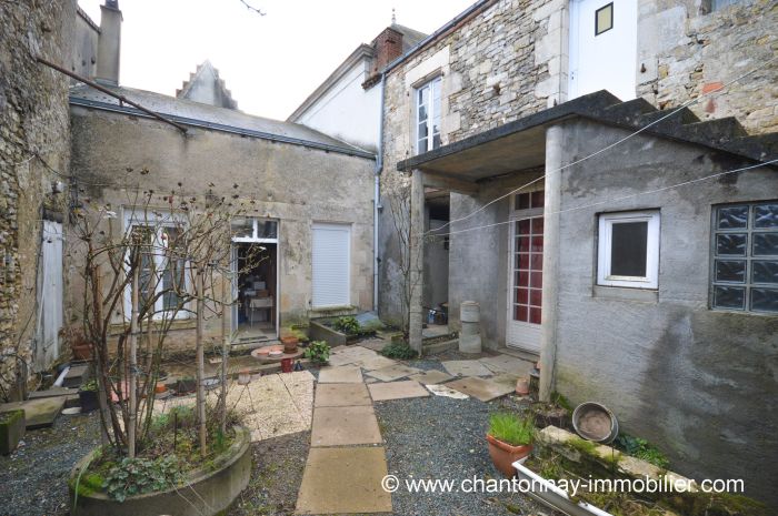Bel ensemble immobilier offrant beaucoup de potentiel - Id à vendre CHANTONNAY au prix de 159000 euros