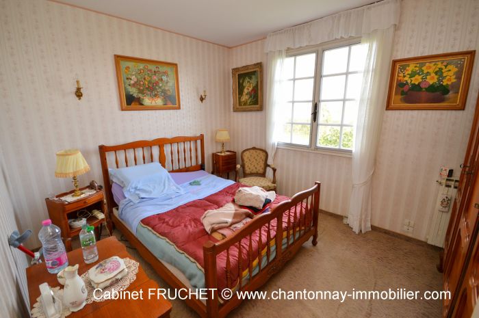 EXCLUSIVITE ! Dans hameau paisible  seulement 5 minutes au  à vendre CHANTONNAY au prix de 148400 euros