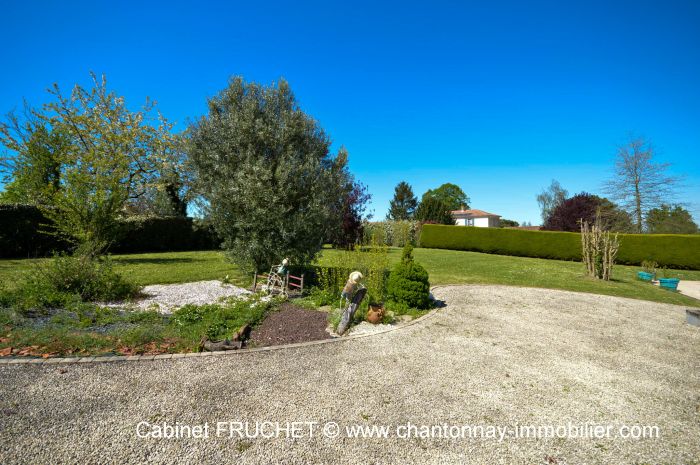 MAISON à vendre sur CHANTONNAY avec 8 pièces