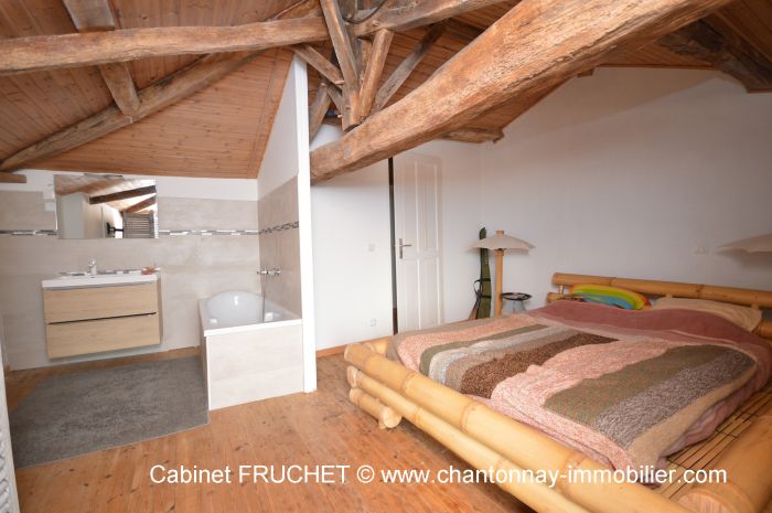 7 minutes sud de CHANTONNAY - Jolie maison en pierre rnove à vendre CHANTONNAY au prix de 262500 euros