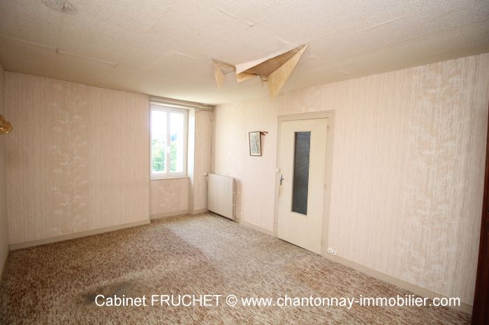 Jolie maison ancienne à rénover à vendre SAINT-CYR-DES-GâTS au prix de 98440 euros