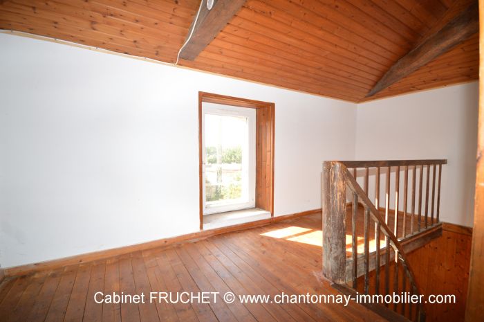 Charmante maison en pierres  la campagne - Libre à vendre MOUILLERON-EN-PAREDS au prix de 90950 euros