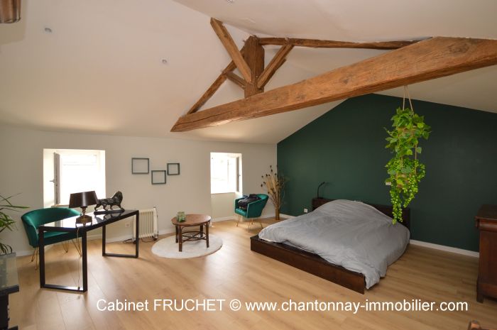 Jolie maison de bourg avec beaucoup de caractre à vendre CHANTONNAY au prix de 133000 euros