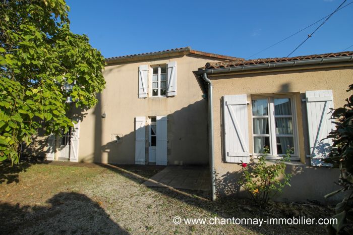 Belle maison ancienne dans bourg  5 min de CHANTONNAY CHANTONNAY immobilier à vendre au prix de 198000 euros