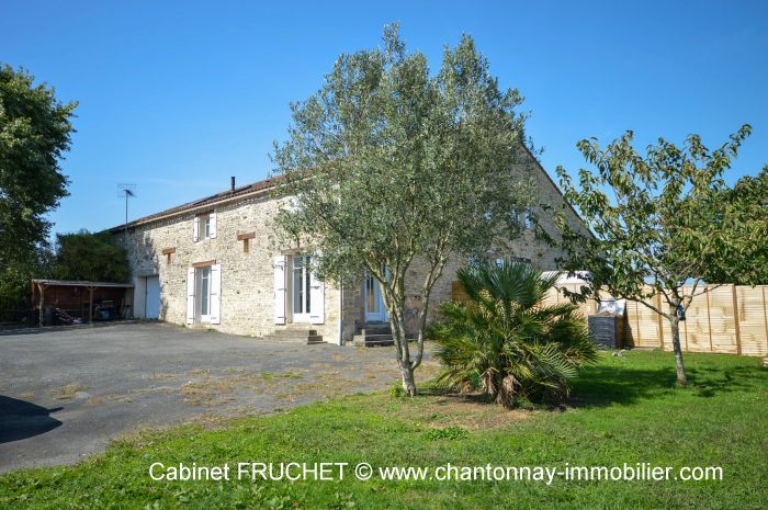 Belle maison ancienne rnove proche centre ville à vendre CHANTONNAY au prix de 185000 euros