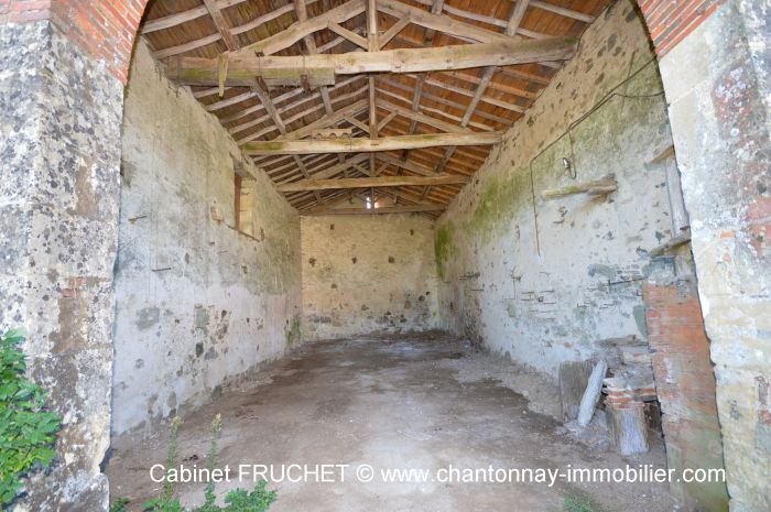 A vendre MAISON sur secteur SAINT-PIERRE-DU-CHEMIN avec 290 m² de surface habitable
