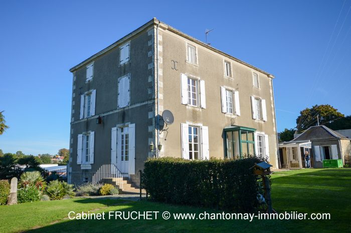 LA CHATAIGNERAIE - Centre ville - Bel ensemble immobilier LA CHâTAIGNERAIE immobilier à vendre au prix de 575000 euros