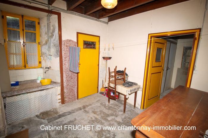 CHAVAGNES-LES-REDOUX - Maison de bourg, à rénover. Ã vendre POUZAUGES au prix de 33000 euros