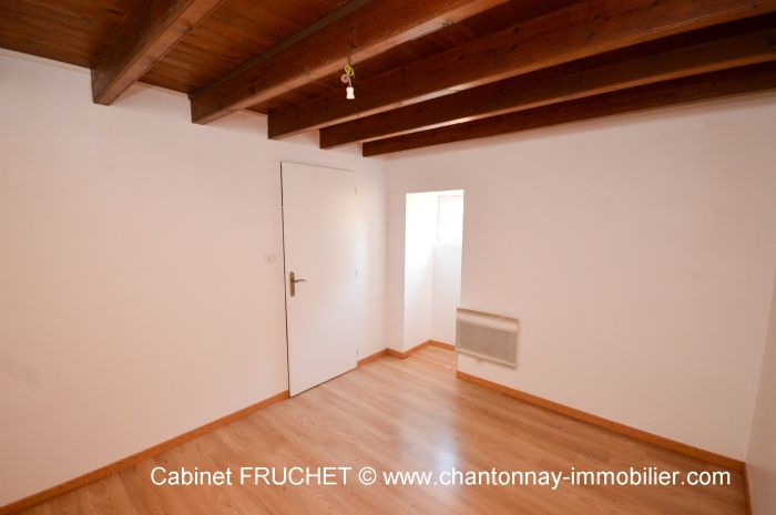 Agréable maison ancienne proche centre ville à vendre LA CHâTAIGNERAIE au prix de 101500 euros