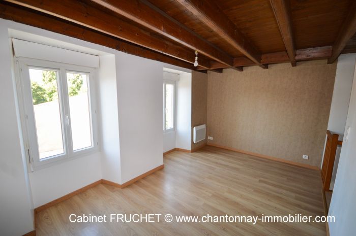 Agréable maison ancienne proche centre ville LA CHâTAIGNERAIE immobilier à vendre au prix de 101500 euros