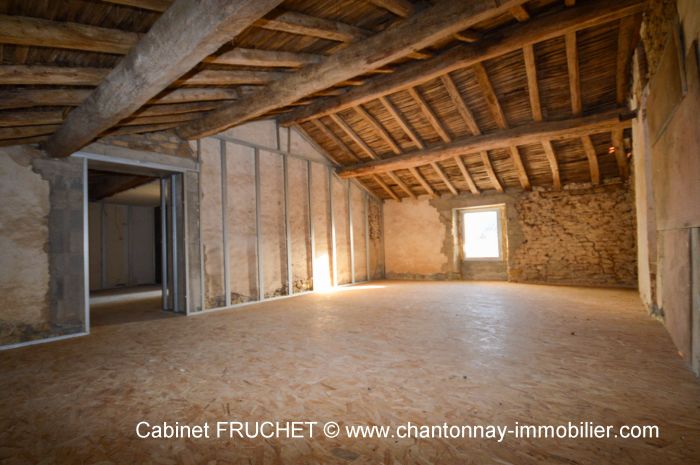 Proche CHANTONNAY - Grande maison en pierre en cours de réno à vendre SAINT-GERMAIN-DE-PRINçAY au prix de 211000 euros