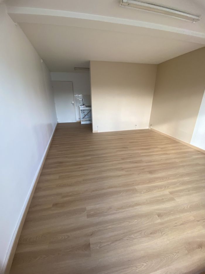 LOCAL COMMERCIAL à vendre sur CHANTONNAY avec 1 pièces